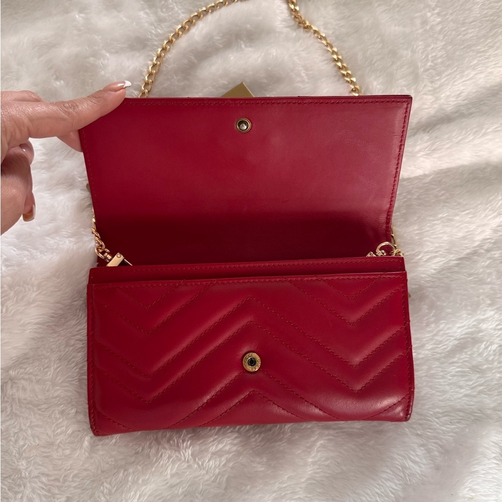 Gucci Red Marmont Chevron Leather Crossbody Bag with Gold Chain - Picture 2 of 16